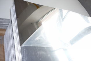 孺子牛亚克力PS镜面板：优质塑胶镜片定制分切解决方案